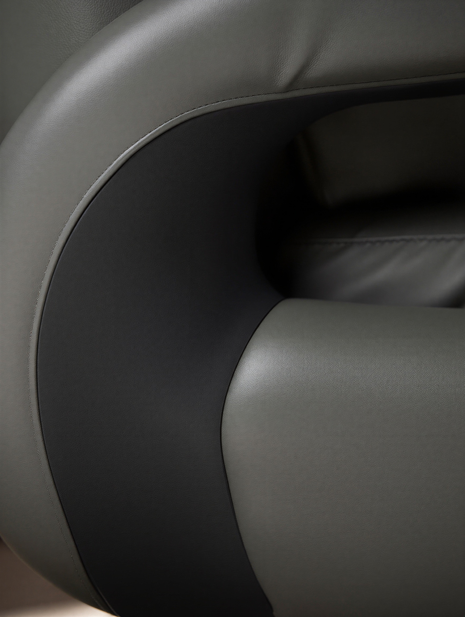 Side Panel Detail Upscaled Fauteuil de direction – Le Magellan – Image 8